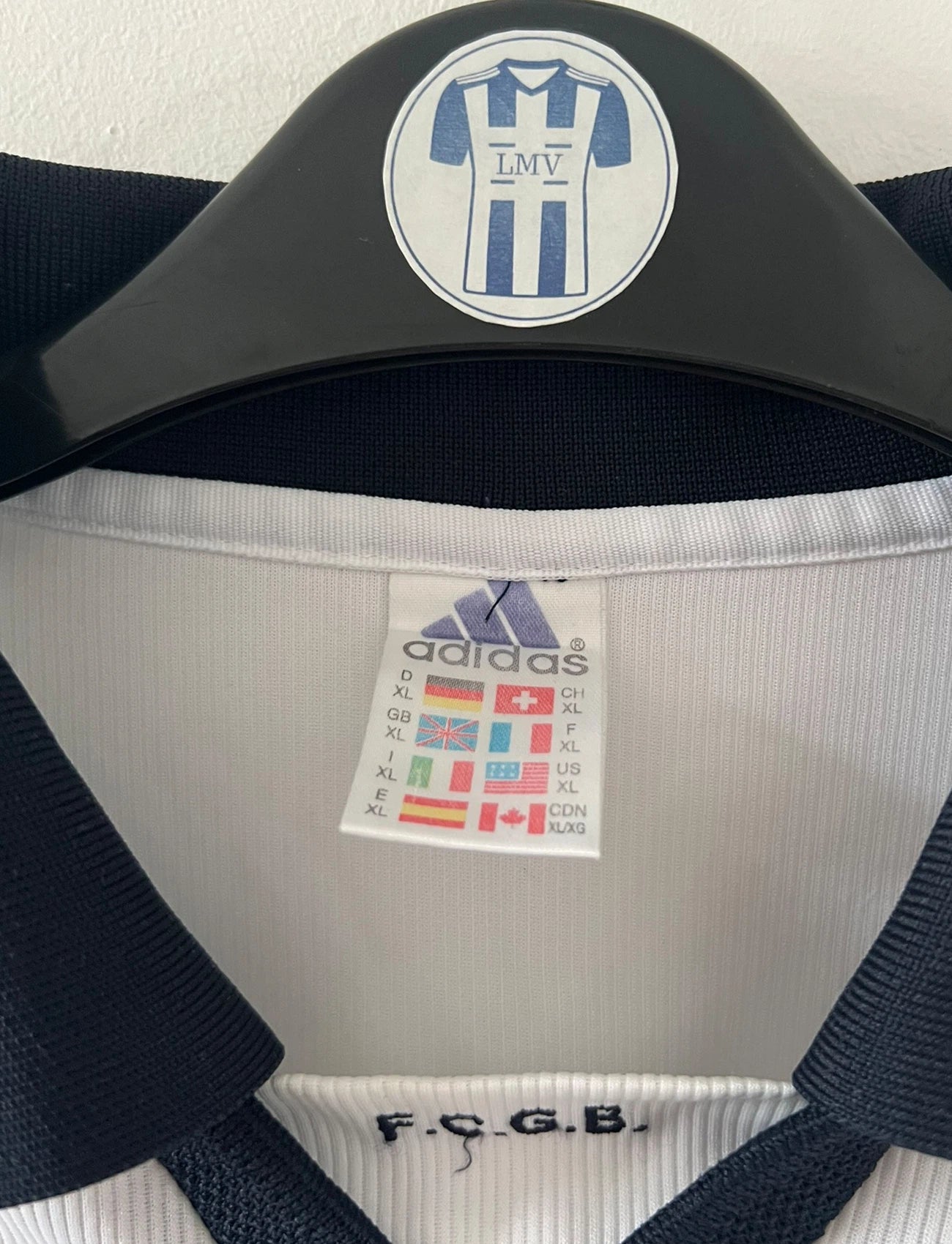 Maillot de foot vintage extérieur blanc des Girondins de Bordeaux saison 2000/2001. On peut retrouver l'équipementier Adidas. Il s'agit d'un maillot authentique et d'époque issu du stock pro du club.