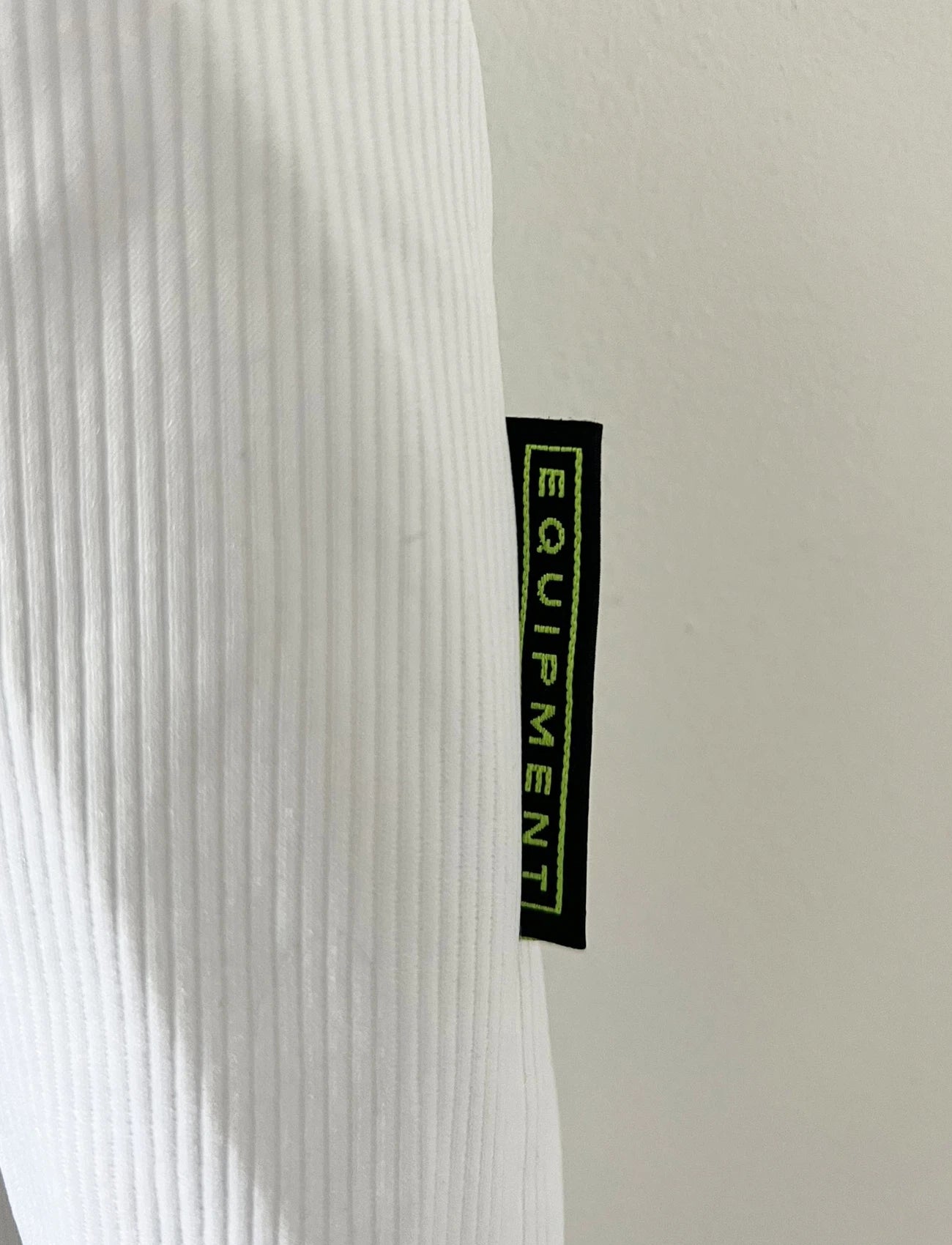 Maillot de foot vintage extérieur blanc des Girondins de Bordeaux saison 2000/2001. On peut retrouver l'équipementier Adidas. Il s'agit d'un maillot authentique et d'époque issu du stock pro du club.