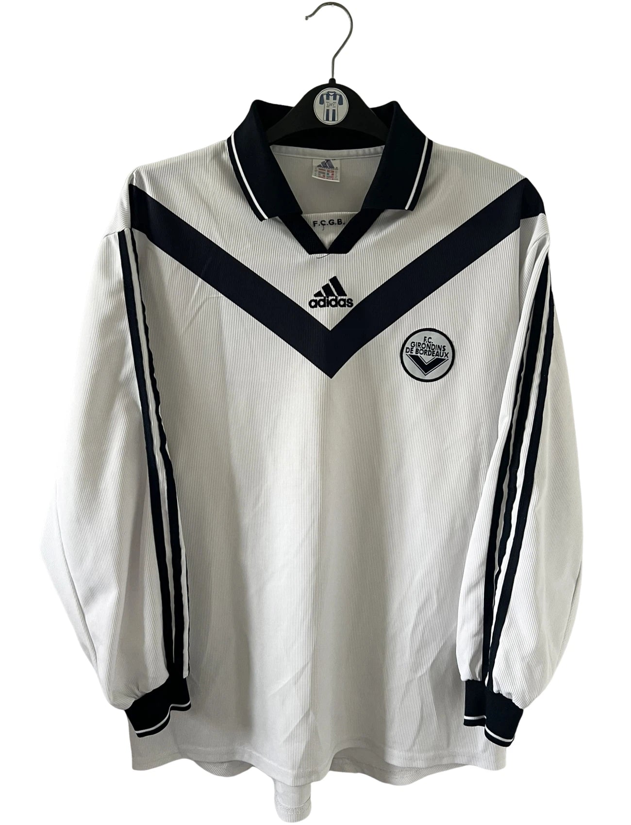 Maillot de foot vintage extérieur blanc des Girondins de Bordeaux saison 2000/2001. On peut retrouver l'équipementier Adidas. Il s'agit d'un maillot authentique et d'époque issu du stock pro du club.