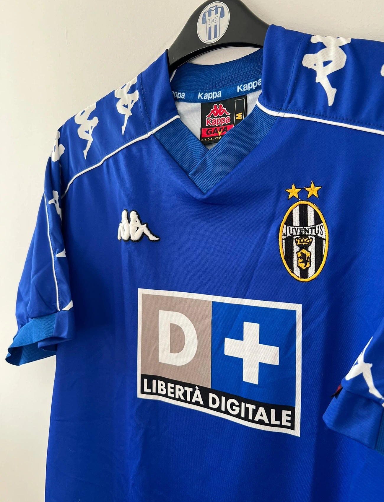 Maillot de foot vintage extérieur bleu de la juventus saison 1999/2000. On peut retrouver l'équipementier Kappa et le sponsor D+. Il s'agit d'un maillot authentique d'époque.