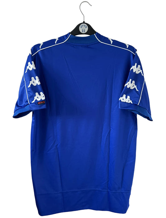 Maillot de foot vintage extérieur bleu de la juventus saison 1999/2000. On peut retrouver l'équipementier Kappa et le sponsor D+. Il s'agit d'un maillot authentique d'époque.