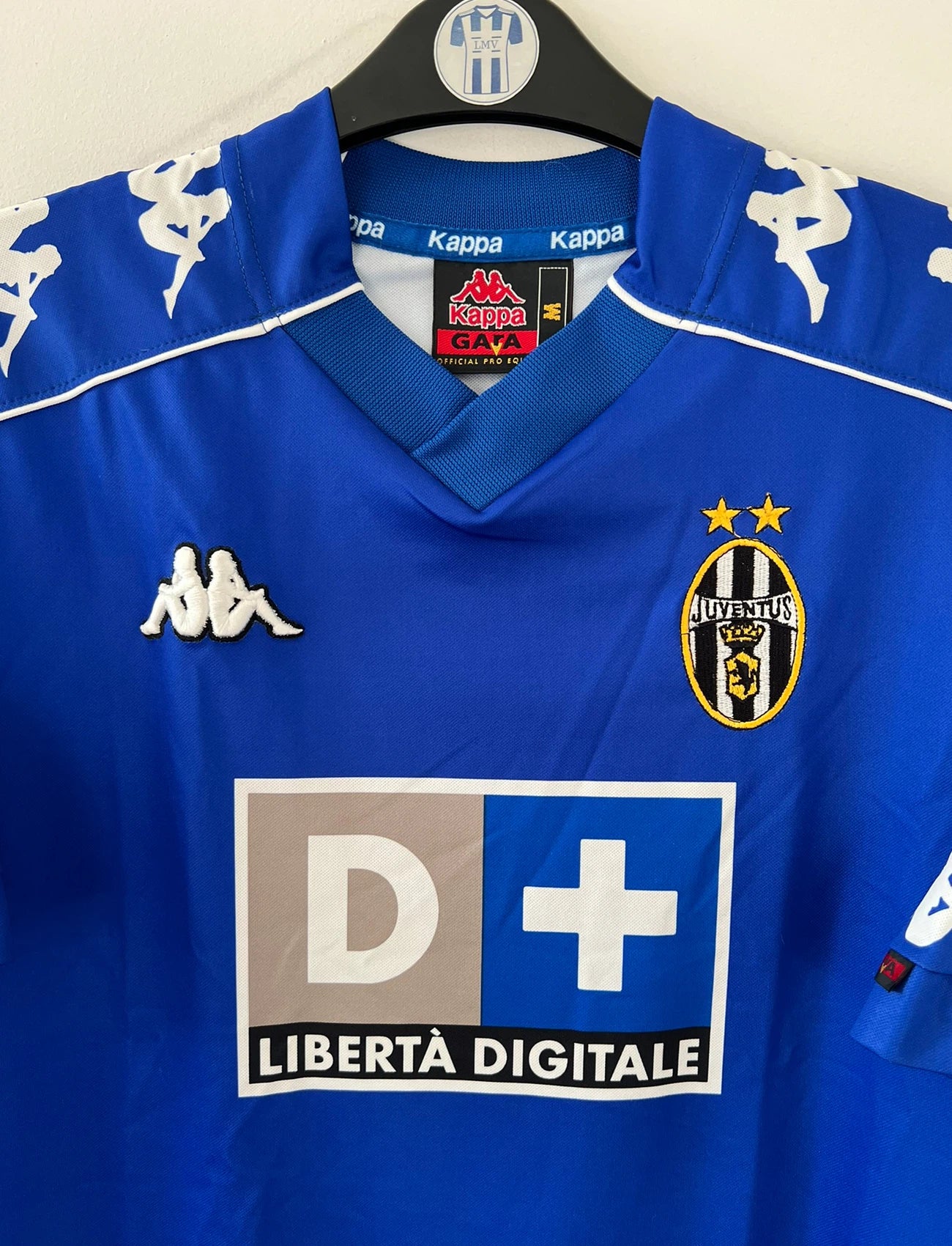 Maillot de foot vintage extérieur bleu de la juventus saison 1999/2000. On peut retrouver l'équipementier Kappa et le sponsor D+. Il s'agit d'un maillot authentique d'époque.