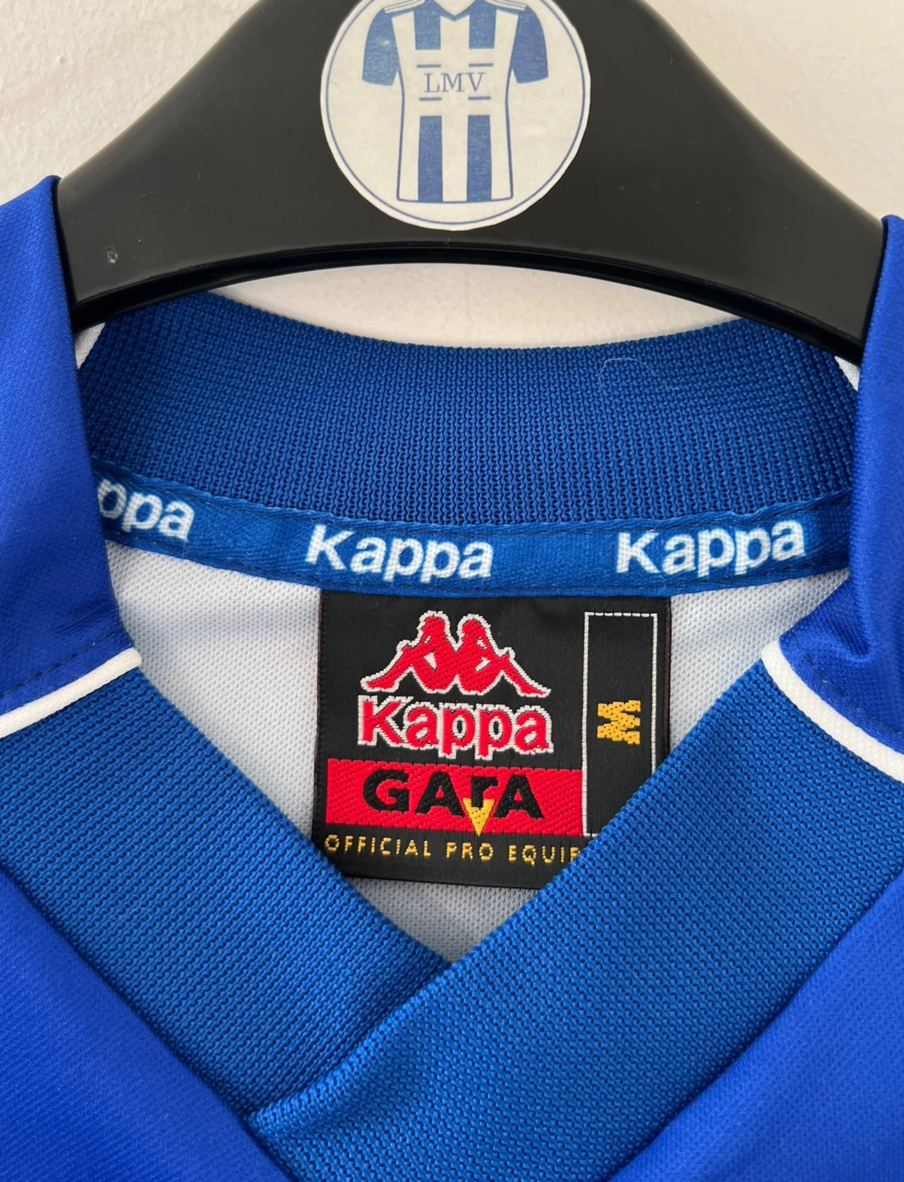 Maillot de foot vintage extérieur bleu de la juventus saison 1999/2000. On peut retrouver l'équipementier Kappa et le sponsor D+. Il s'agit d'un maillot authentique d'époque.