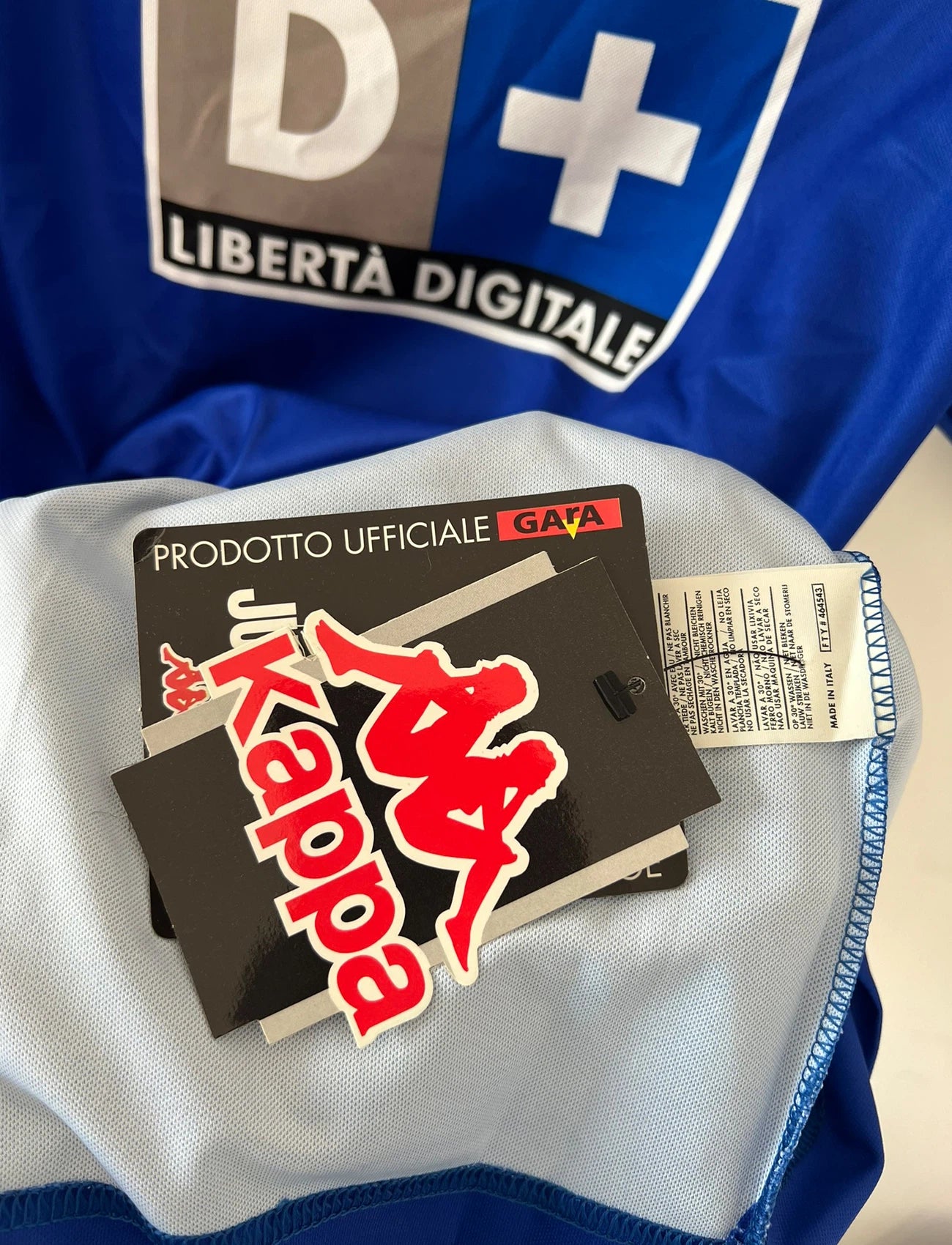 Maillot de foot vintage extérieur bleu de la juventus saison 1999/2000. On peut retrouver l'équipementier Kappa et le sponsor D+. Il s'agit d'un maillot authentique d'époque.
