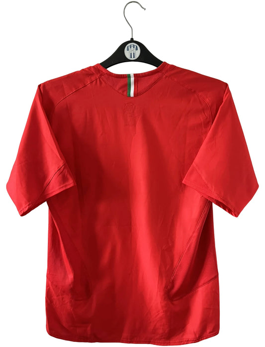 Maillot de foot vintage extérieur orange de la Juventus 2005/2006. On peut retrouver l'équipementier Nike et le sponsor Tamoil. Il s'agit du maillot du centenaire pour le premier scudetto. Il s'agit d'un maillot authentique d'époque.
