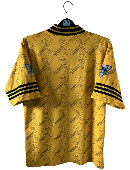 Maillot de foot vintage extérieur jaune de Liverpool de la saison 1994/1996. On peut retrouver l'équipementier Adidas et le sponsor Carlsberg. Il s'agit d'un maillot authentique d'époque.