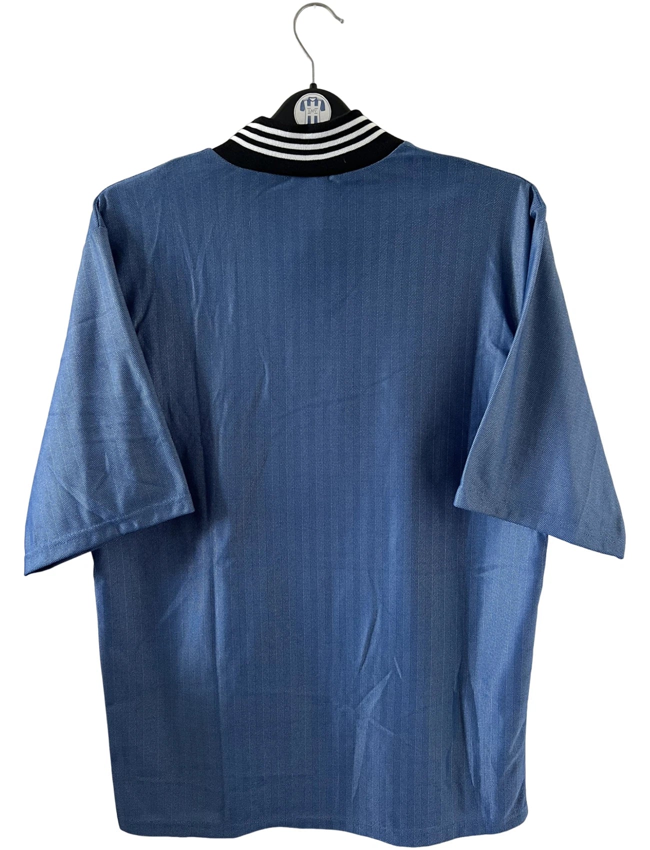 Maillot de foot vintage extérieur bleu de Newcastle de la saison 1996/1997. On peut retrouver l'équipementier Adidas et le sponsor Newcastle Brown Ale. Il s'agit d'un maillot authentique d'époque.