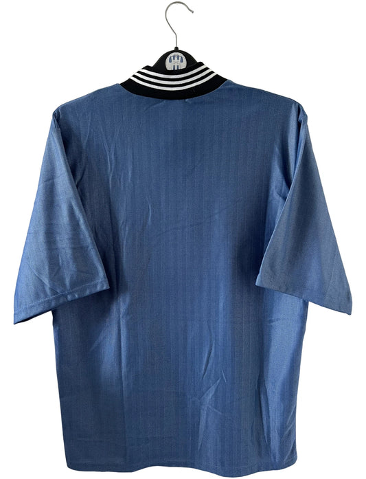 Maillot de foot vintage extérieur bleu de Newcastle de la saison 1996/1997. On peut retrouver l'équipementier Adidas et le sponsor Newcastle Brown Ale. Il s'agit d'un maillot authentique d'époque.