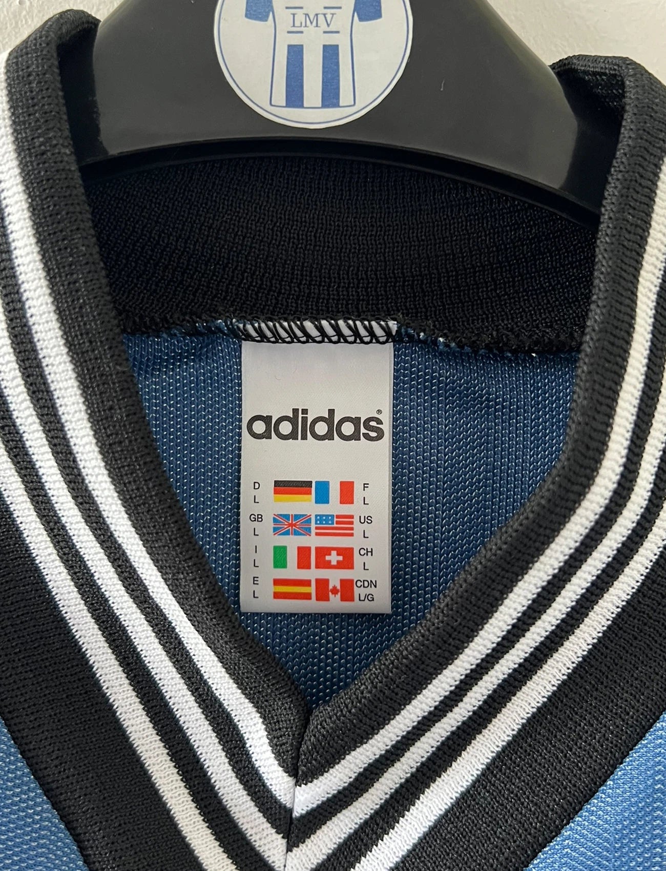 Maillot de foot vintage extérieur bleu de Newcastle de la saison 1996/1997. On peut retrouver l'équipementier Adidas et le sponsor Newcastle Brown Ale. Il s'agit d'un maillot authentique d'époque.