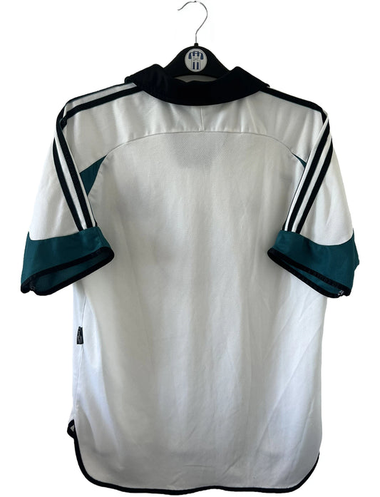 Maillot de foot vintage extérieur blanc de Newcastle de la saison 1999/2000. On peut retrouver l'équipementier adidas. Il s'agit d'un maillot authentique d'époque comportant les numéros 635825