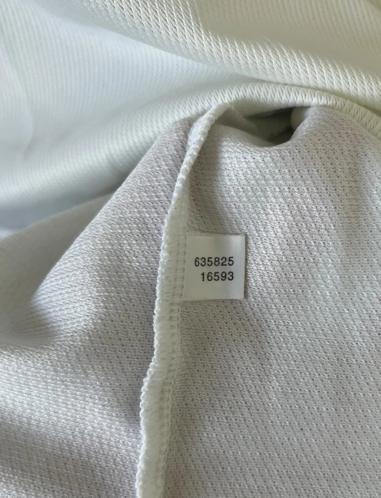 Maillot de foot vintage extérieur blanc de Newcastle de la saison 1999/2000. On peut retrouver l'équipementier adidas. Il s'agit d'un maillot authentique d'époque comportant les numéros 635825