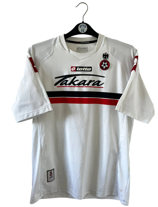 Maillot de foot vintage extérieur blanc de l'ogc nice de la saison 2008/2009. On peut retrouver l'équipementier Lotto et le sponsor Takara. Le maillot est floqué du numéro 6 Echouafni. ll s'agit d'un maillot authentique d'époque.
