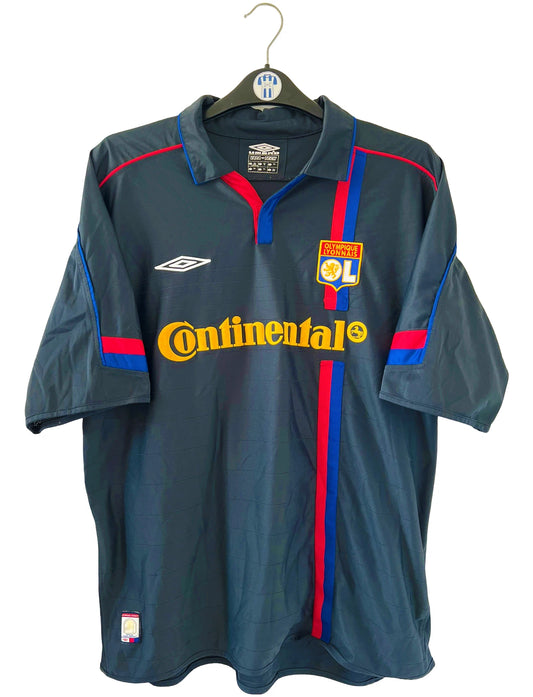 Maillot de foot vintage extérieur noir de l'OL de la saison 2003/2004. On peut retrouver l'équipementier Umbro et le sponsor Continental. Le maillot est floqué du numéro 9 Elber. Il s'agit d'un maillot authentique d'époque.