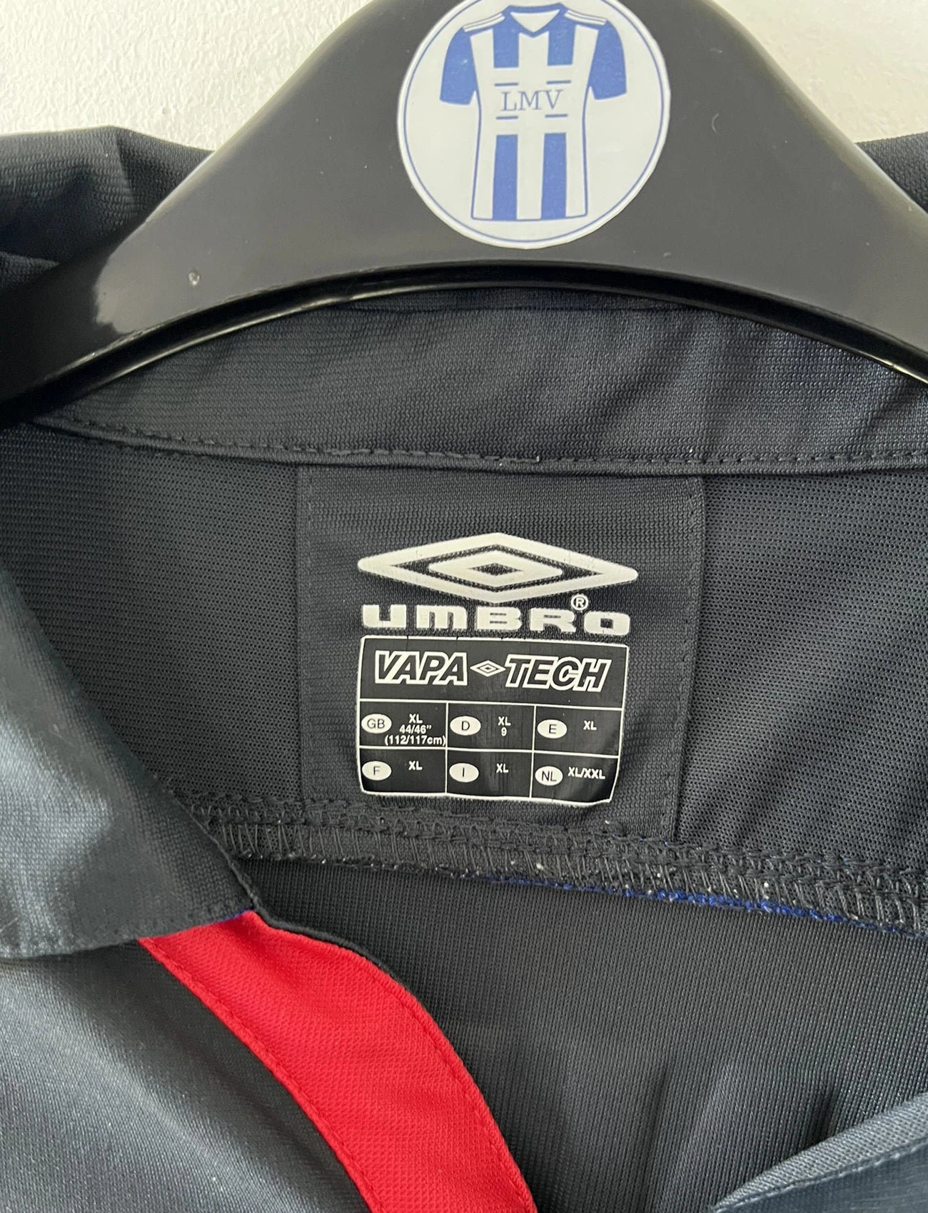 Maillot de foot vintage extérieur noir de l'OL de la saison 2003-2004. On peut retrouver l'équipementier umbro et le sponsor continental. Le maillot est floqué du numéro 8 Juninho. Il s'agit d'un maillot authentique d'époque.