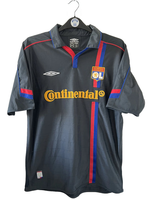 Maillot de foot vintage extérieur noir de l'OL de la saison 2003-2004. On peut retrouver l'équipementier umbro et le sponsor continental. Le maillot est floqué du numéro 8 Juninho. Il s'agit d'un maillot authentique d'époque.