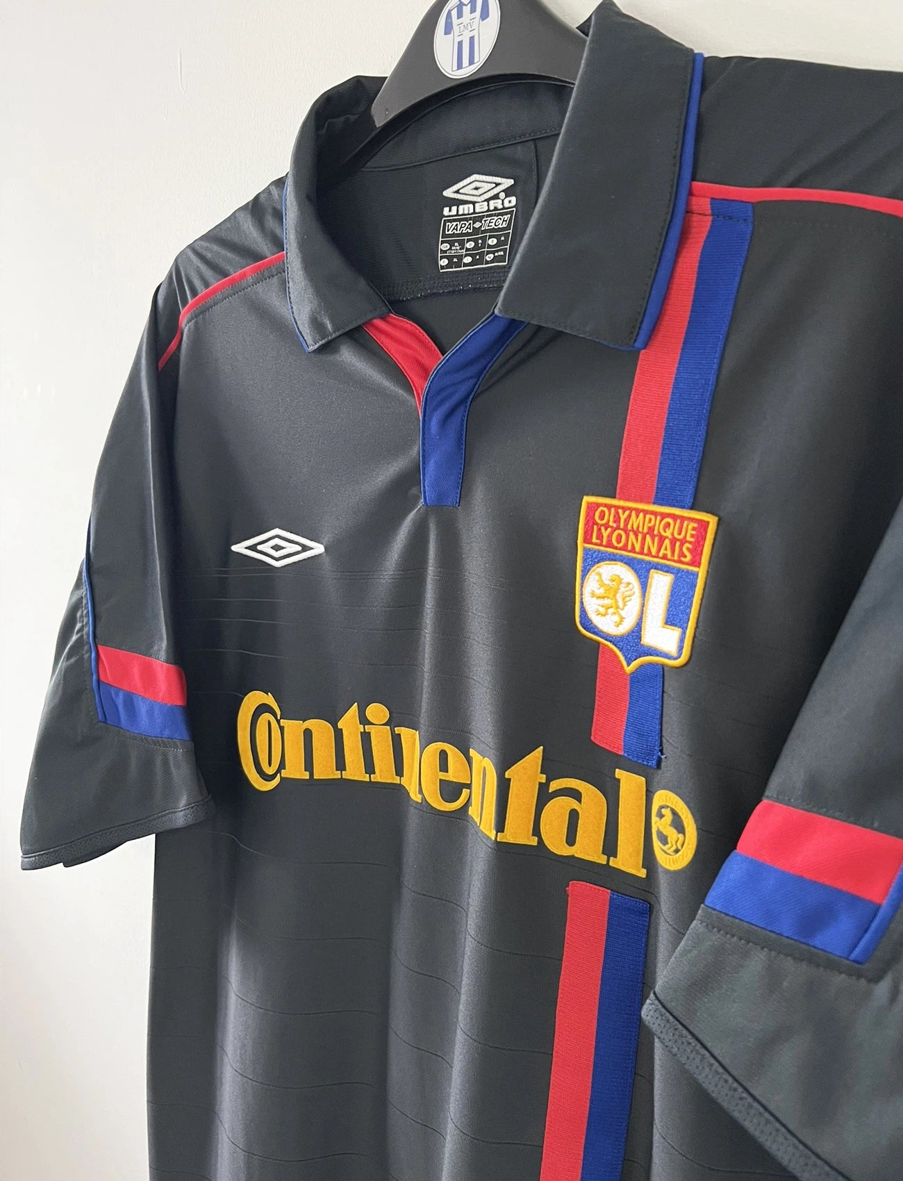 Maillot de foot vintage extérieur noir de l'olympique lyonnais de la saison 2003/2004. On peut retrouver l'équipementier Umbro et le sponsor Continental. Il s'agit d'un maillot authentique d'époque.