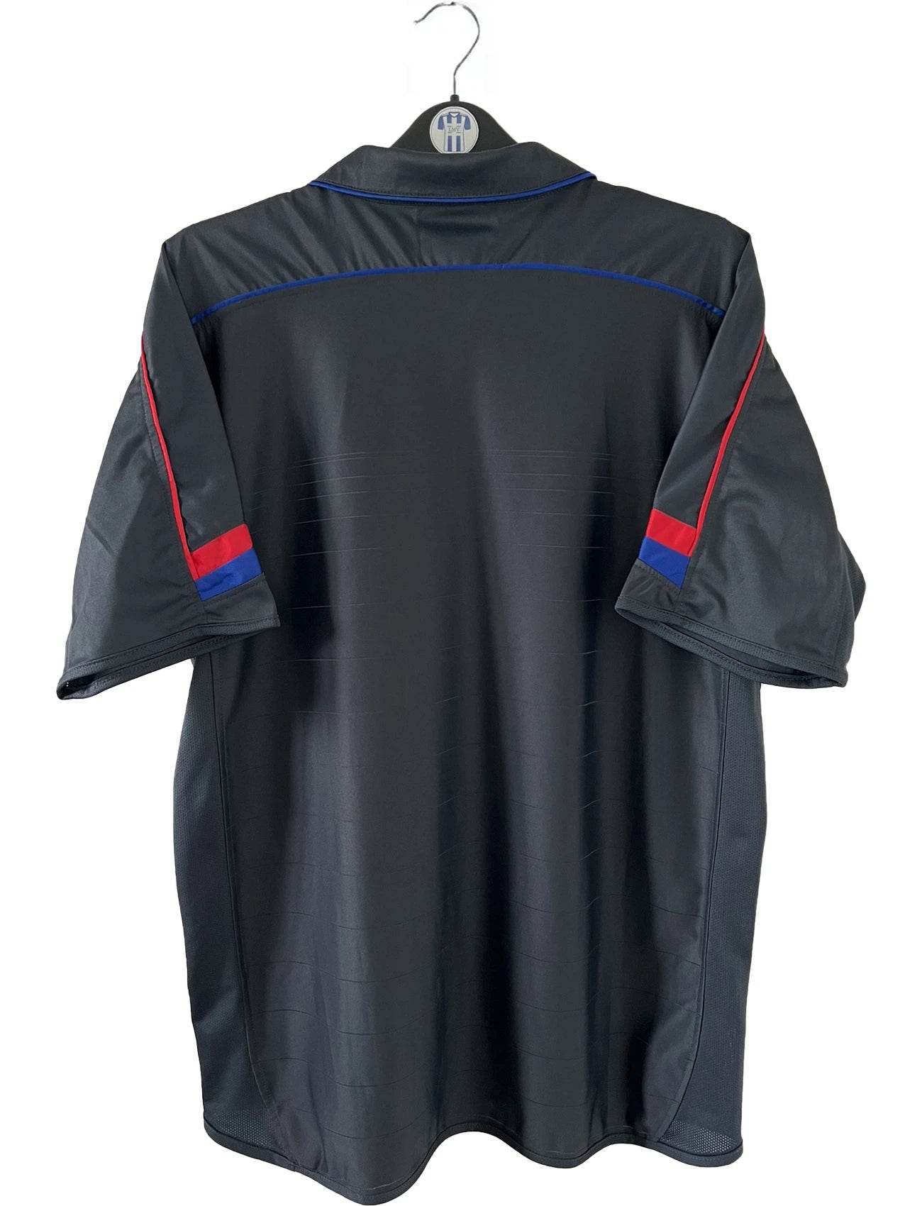 Maillot de foot vintage extérieur noir de l'olympique lyonnais de la saison 2003/2004. On peut retrouver l'équipementier Umbro et le sponsor Continental. Il s'agit d'un maillot authentique d'époque.