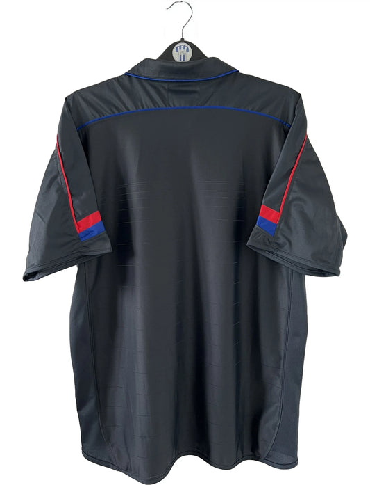 Maillot de foot vintage extérieur noir de l'olympique lyonnais de la saison 2003/2004. On peut retrouver l'équipementier Umbro et le sponsor Continental. Il s'agit d'un maillot authentique d'époque.