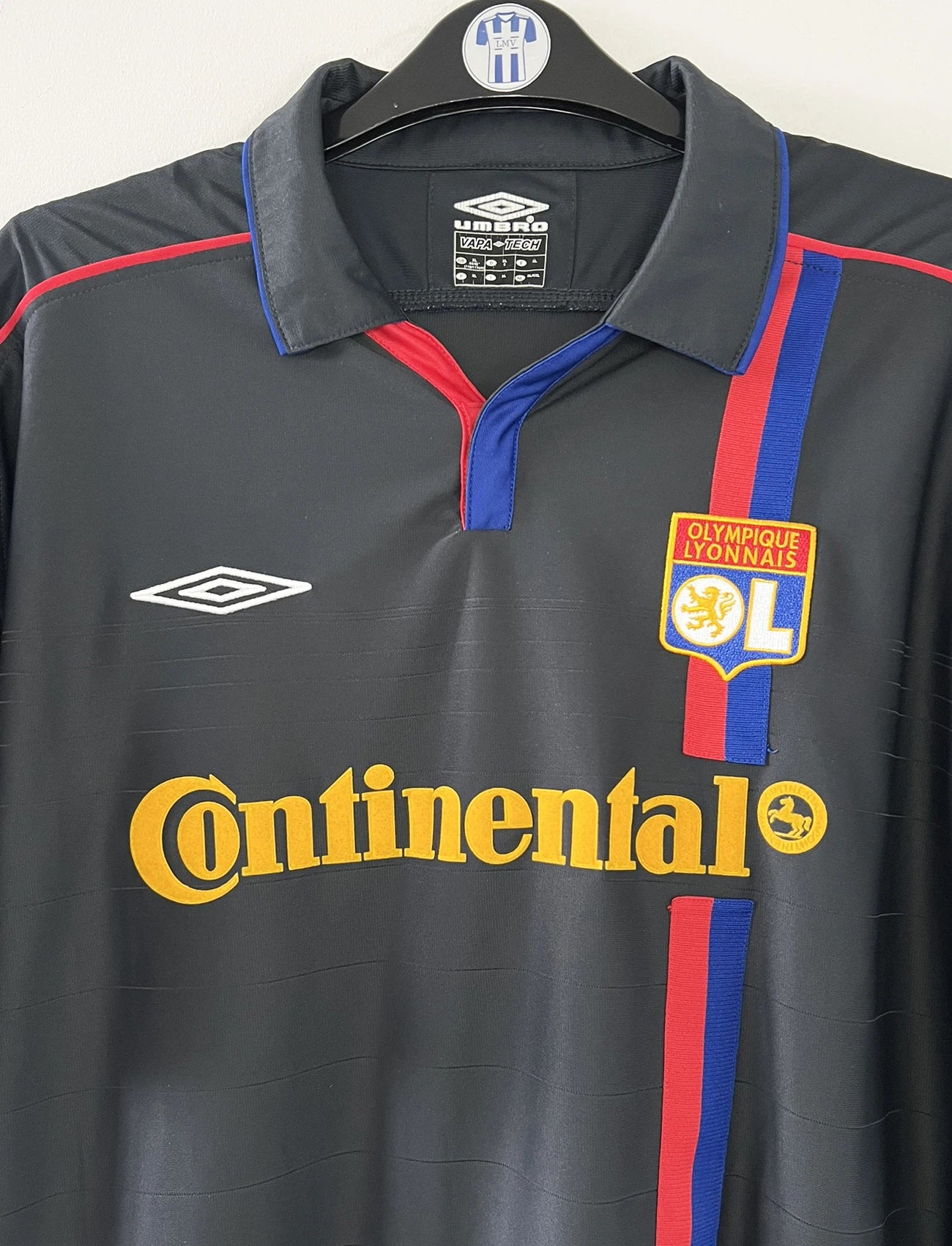 Maillot de foot vintage extérieur noir de l'olympique lyonnais de la saison 2003/2004. On peut retrouver l'équipementier Umbro et le sponsor Continental. Il s'agit d'un maillot authentique d'époque.