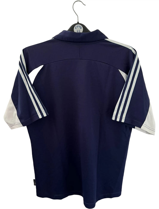Maillot de foot vintage OM 1999/2000 extérieur bleu. On peut retrouver l'équipementier Adidas et le sponsor Ericsson. Il s'agit d'un maillot authentique d'époque.