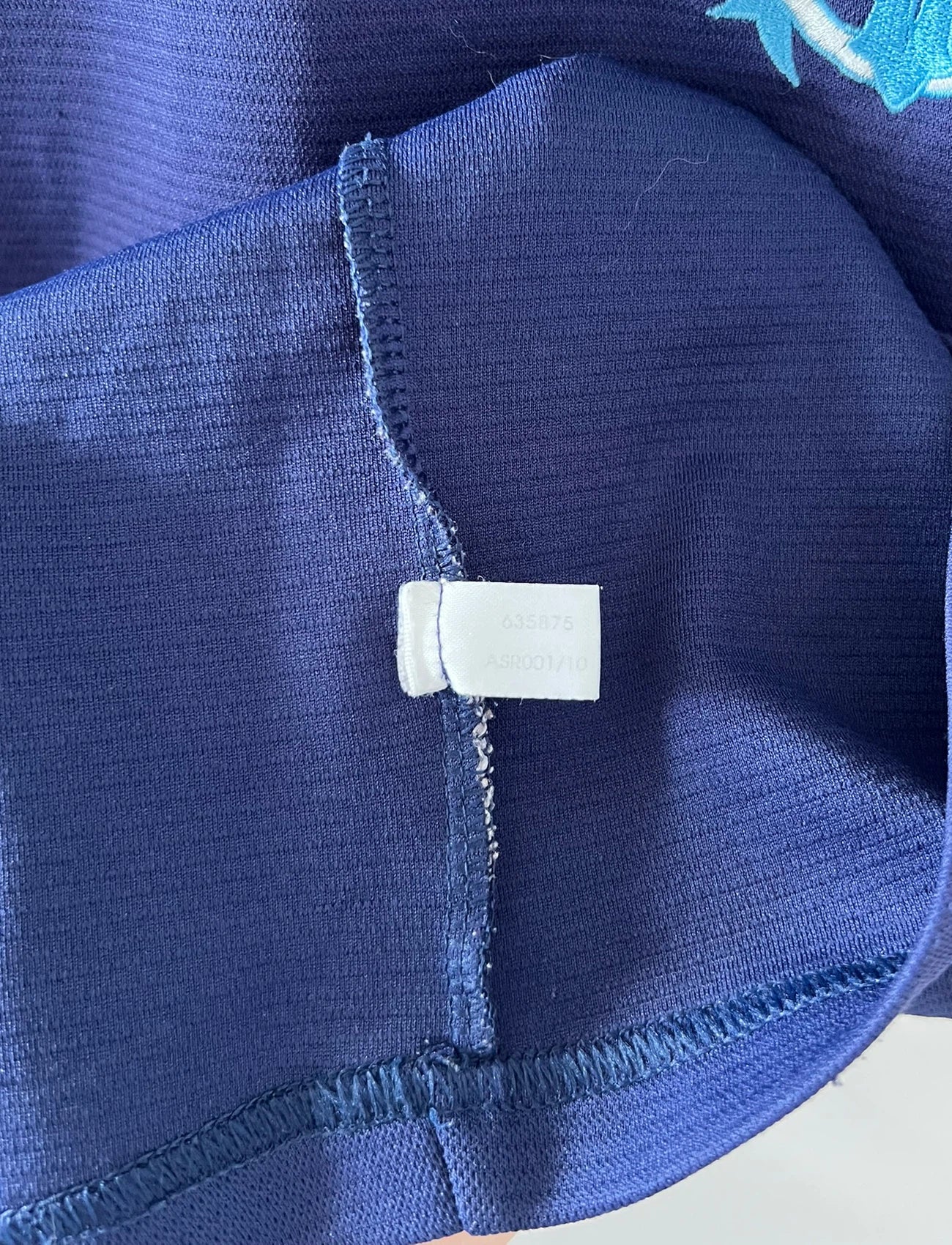 Maillot de foot vintage bleu de l'OM 1999/2000. On peut retrouver l'équipementier Adidas et le sponsor Ericsson. Il s'agit d'un maillot authentique d'époque.