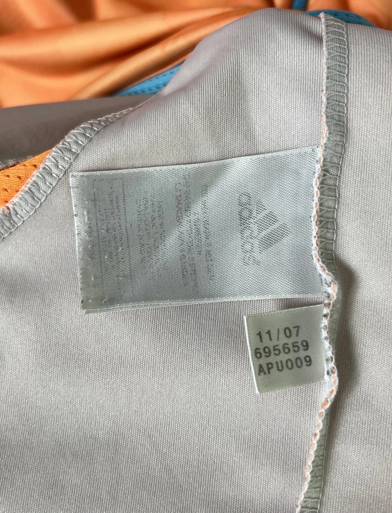 Maillot de foot vintage extérieur orange et bleu de l'OM de la saison 2007/2008. On peut retrouver l'équipementier Adidas et le sponsor Neuf. Il s'agit d'un maillot authentique comportant l'étiquette 695659