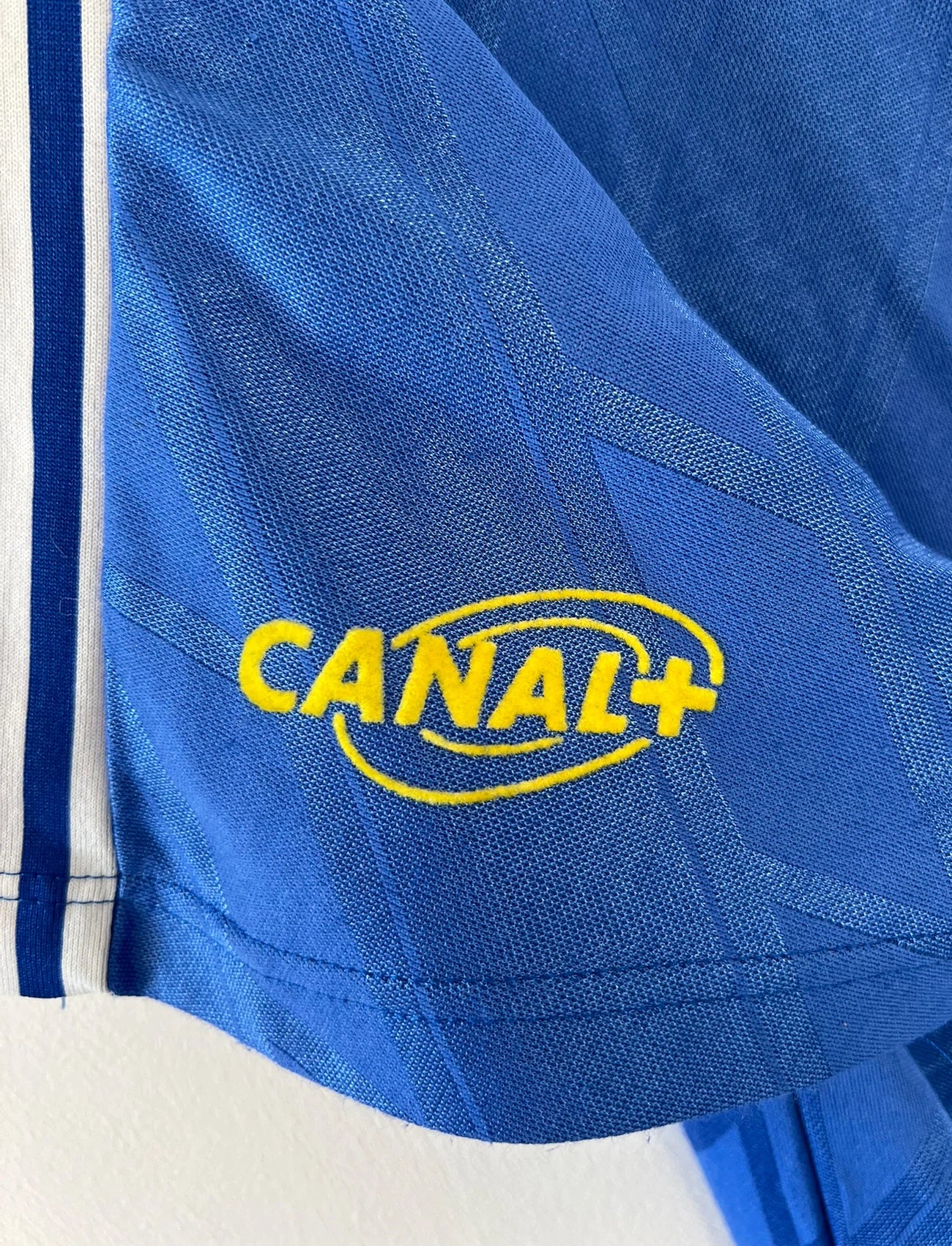 Maillot de foot vintage extérieur bleu du PSG saison 1988/1989. On peut retrouver l'équipementier Adidas et le sponsor RTL, La Cinq et Canal +. Il s'agit d'un maillot authentique d'époque.