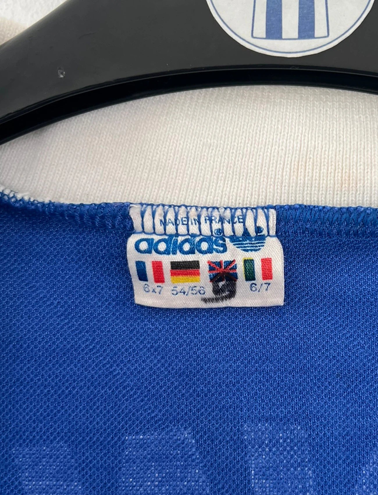 Maillot de foot vintage extérieur bleu du PSG saison 1988/1989. On peut retrouver l'équipementier Adidas et le sponsor RTL, La Cinq et Canal +. Il s'agit d'un maillot authentique d'époque.