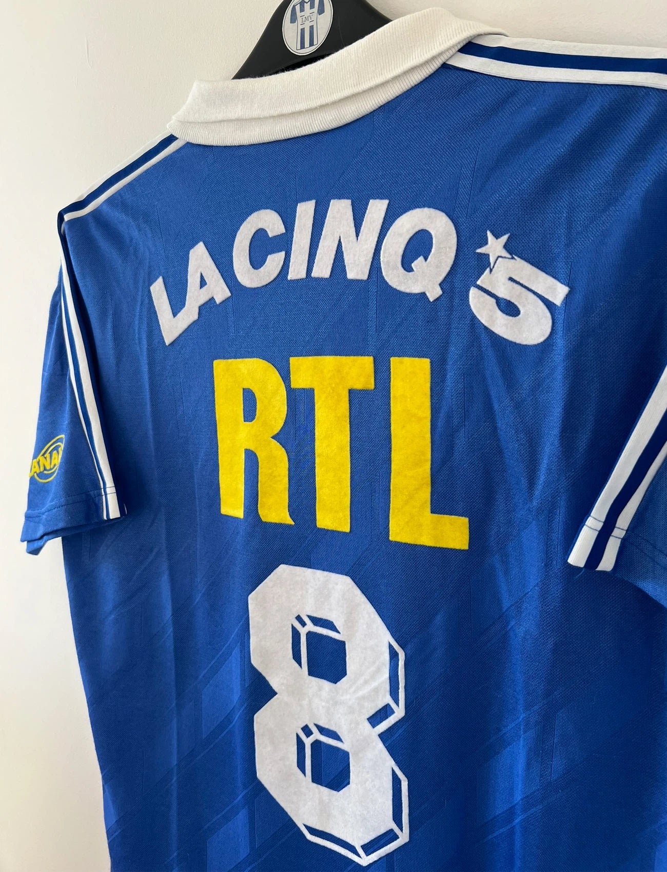 Maillot de foot vintage extérieur bleu du PSG saison 1988/1989. On peut retrouver l'équipementier Adidas et le sponsor RTL, La Cinq et Canal +. Il s'agit d'un maillot authentique d'époque.
