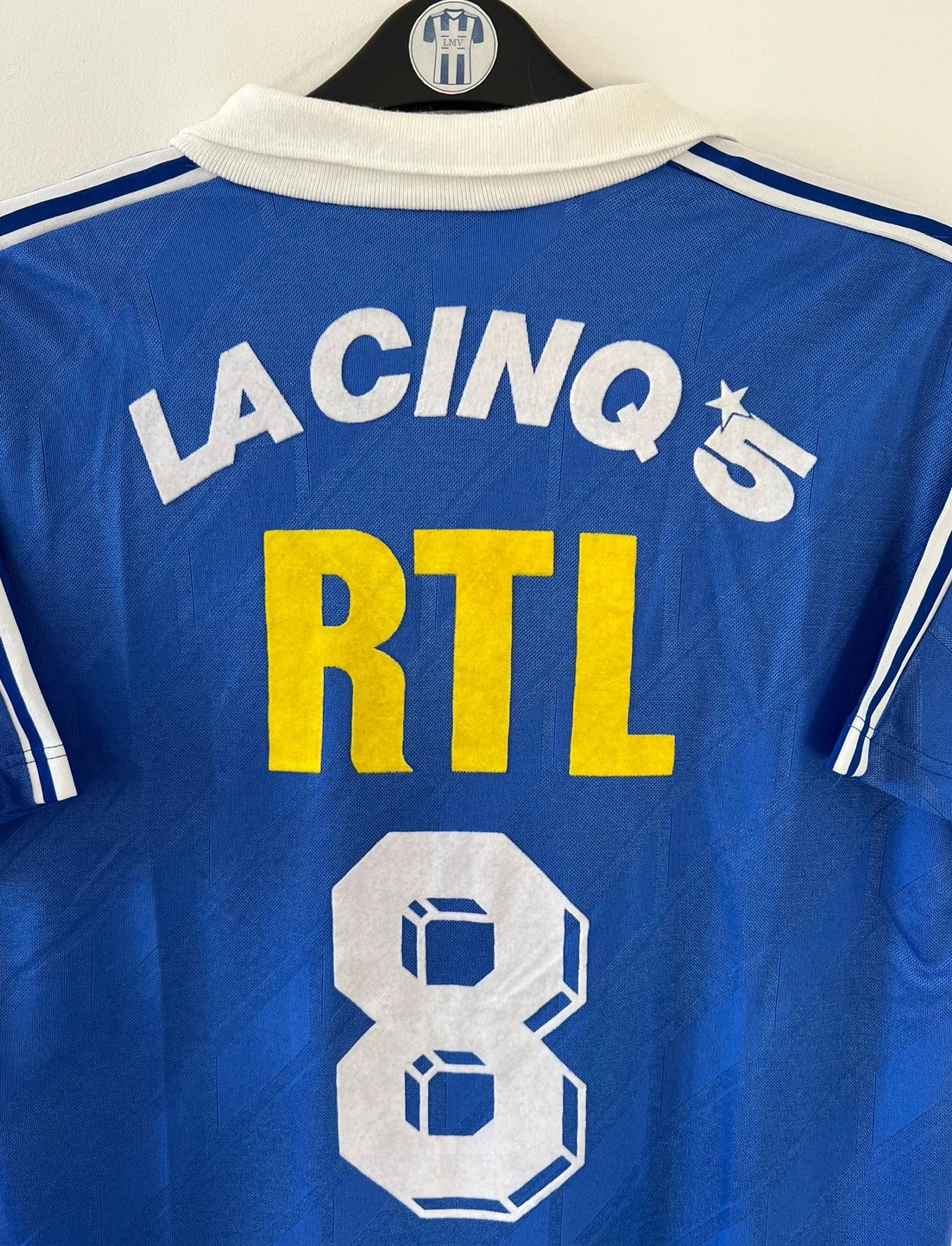 Maillot de foot vintage extérieur bleu du PSG saison 1988/1989. On peut retrouver l'équipementier Adidas et le sponsor RTL, La Cinq et Canal +. Il s'agit d'un maillot authentique d'époque.