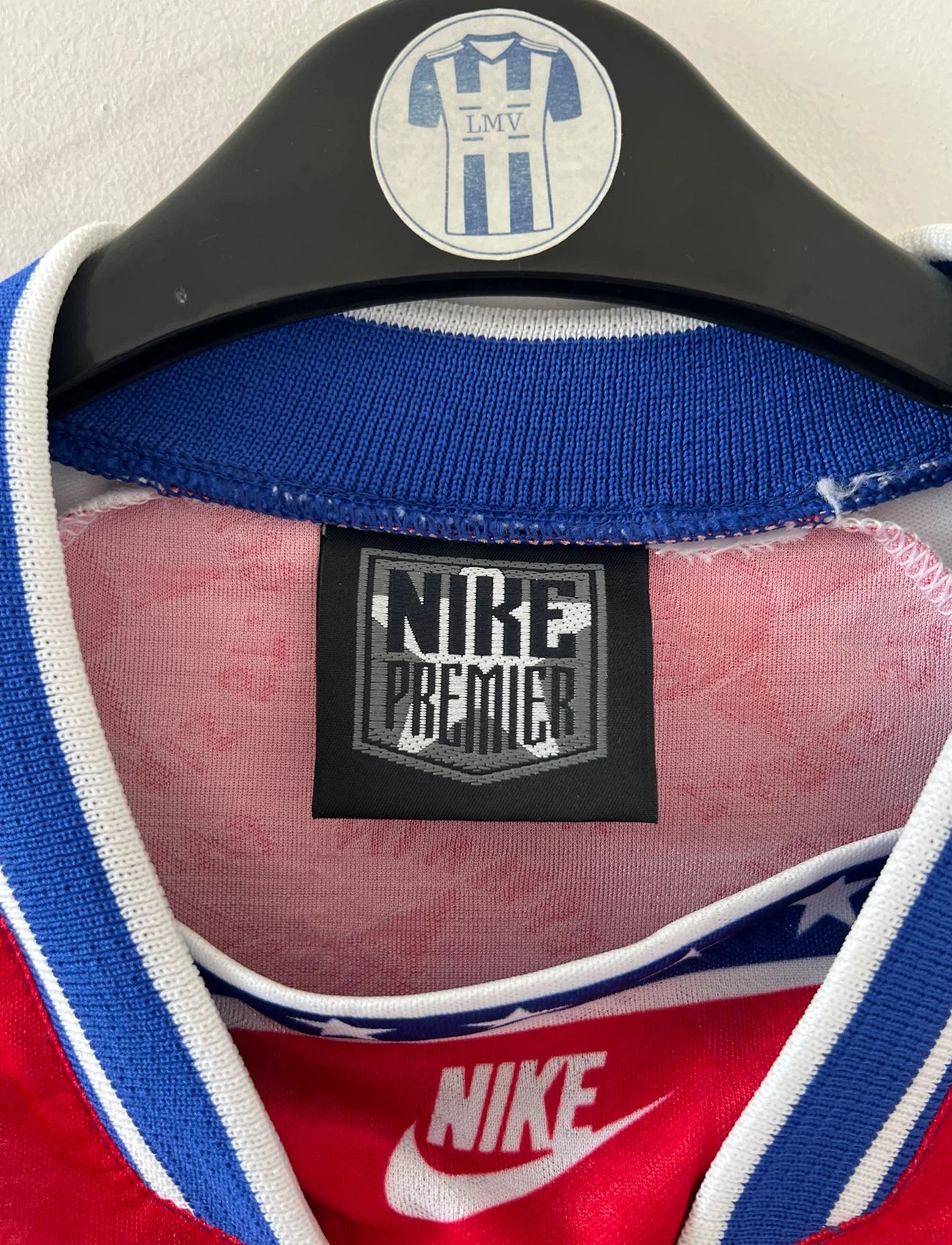 Maillot de foot vintage extérieur blanc du PSG 1994/1995. On peut retrouver l'équipementier Nike et les sponsors Seat, Tourtel et Liptonic. Il s'agit d'un maillot authentique d'époque.