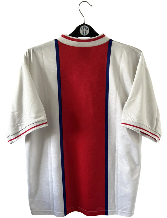Maillot de foot vintage extérieur blanc du PSG 1995/1996. On peut retrouver la bande hechter avec l'équipementier Nike et le sponsor Opel. Il s'agit d'un maillot authentique d'époque.