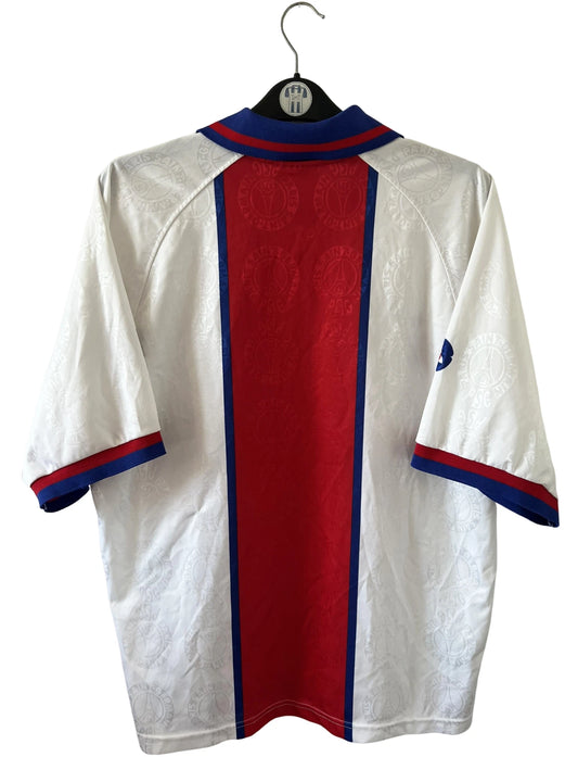Maillot de foot vintage extérieur blanc du PSG 1996/1997. On peut retrouver l'équipementier Nike et le sponsor Opel. Il s'agit d'un maillot authentique d'époque.