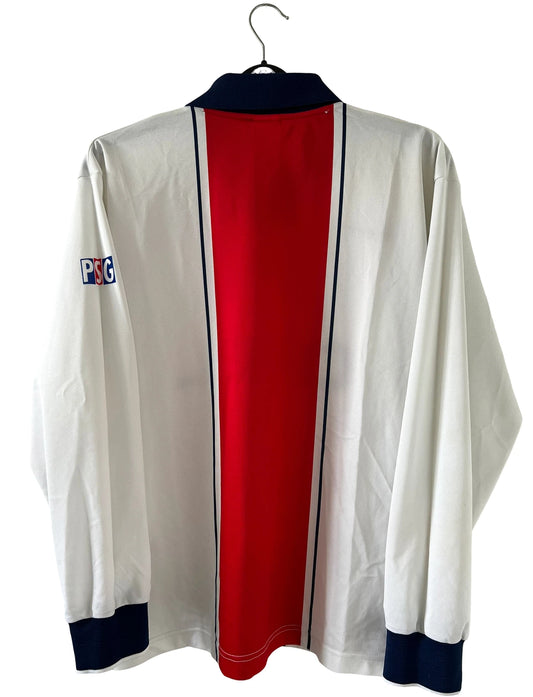 Maillot de foot vintage extérieur blanc et rouge du PSG de la saison 1997/1998. On peut retrouver l'équipementier Nike et le sponsor Opel. Le maillot est à manches longues et issu du stock pro. Il s'agit d'un maillot authentique d'époque.