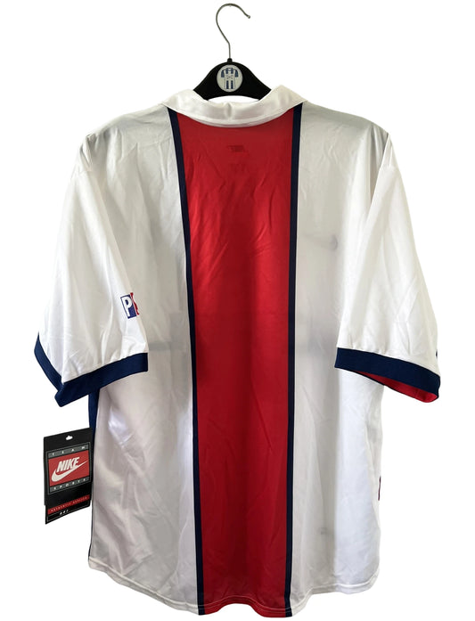Maillot extérieur PSG blanc et rouge de la saison 1998/1999. On peut retrouver l'équipementier Nike et le sponsor Opel. Il s'agit d'un maillot authentique d'époque.