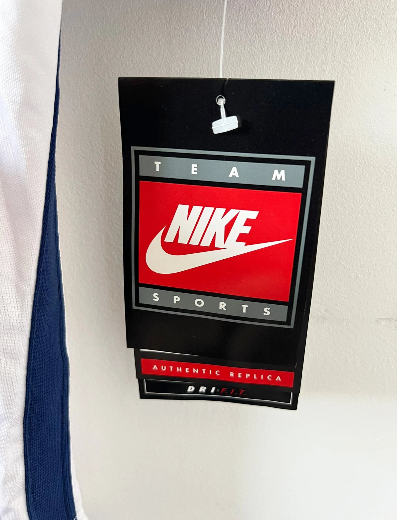 Maillot extérieur PSG blanc et rouge de la saison 1998/1999. On peut retrouver l'équipementier Nike et le sponsor Opel. Il s'agit d'un maillot authentique d'époque.