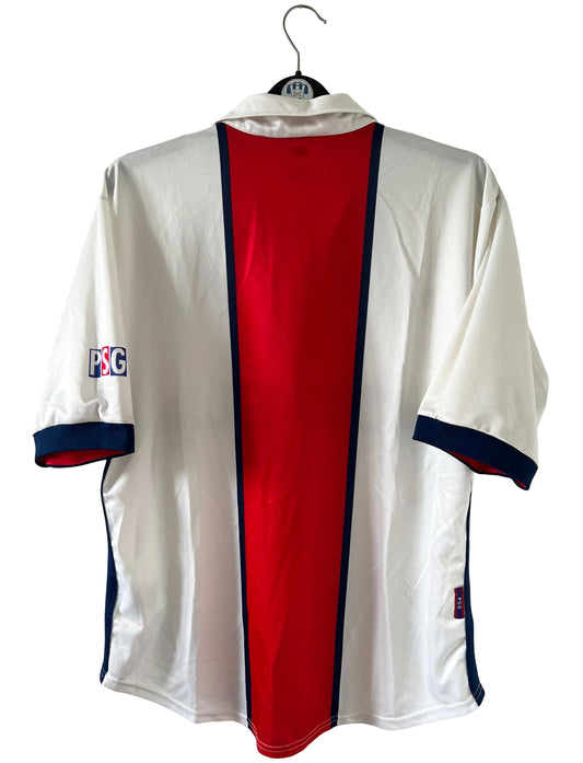 Maillot extérieur PSG blanc et rouge de la saison 1998/1999. On peut retrouver l'équipementier Nike et le sponsor Opel. Il s'agit d'un maillot authentique d'époque.
