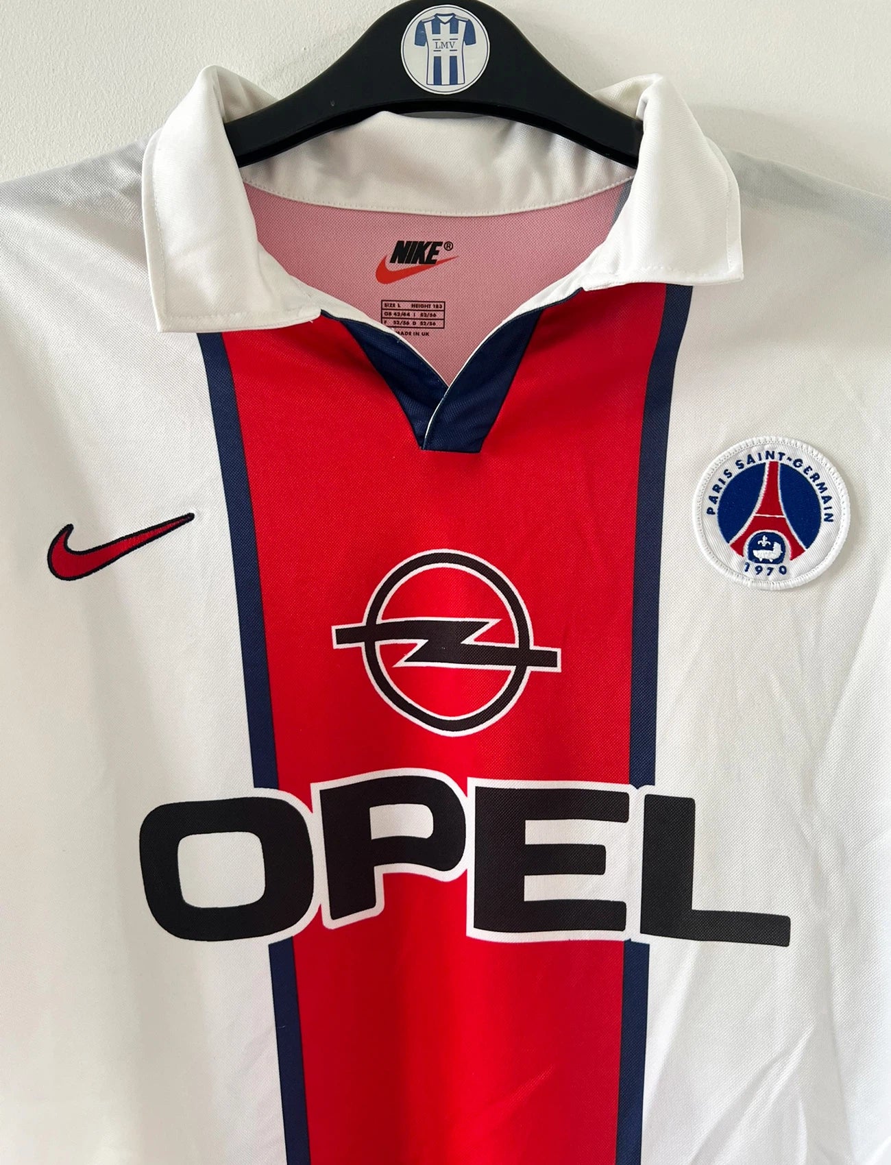 Maillot extérieur PSG blanc et rouge de la saison 1998/1999. On peut retrouver l'équipementier Nike et le sponsor Opel. Il s'agit d'un maillot authentique d'époque.