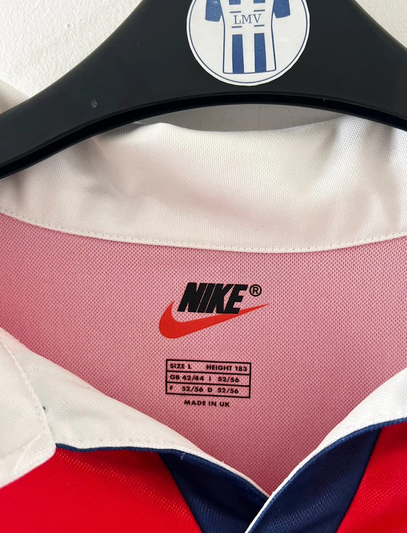 Maillot extérieur PSG blanc et rouge de la saison 1998/1999. On peut retrouver l'équipementier Nike et le sponsor Opel. Il s'agit d'un maillot authentique d'époque.