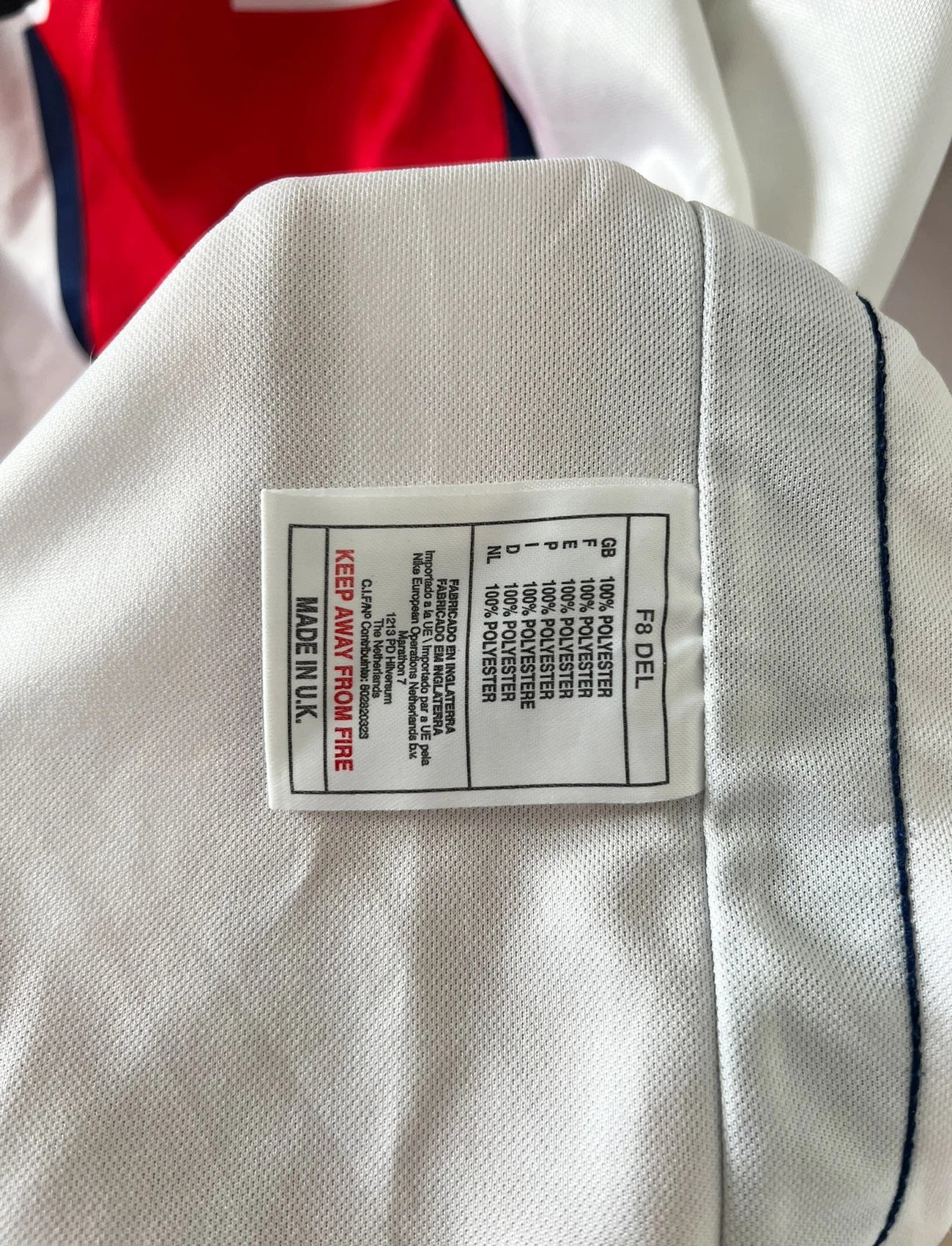 Maillot extérieur PSG blanc et rouge de la saison 1998/1999. On peut retrouver l'équipementier Nike et le sponsor Opel. Il s'agit d'un maillot authentique d'époque.