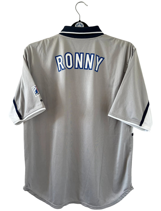 Maillot de foot vintage extérieur gris du PSG de la saison 2000/2001. On peut retrouver l'équipementier Nike et le sponsor Opel. Il s'agit d'un maillot authentique d'époque.