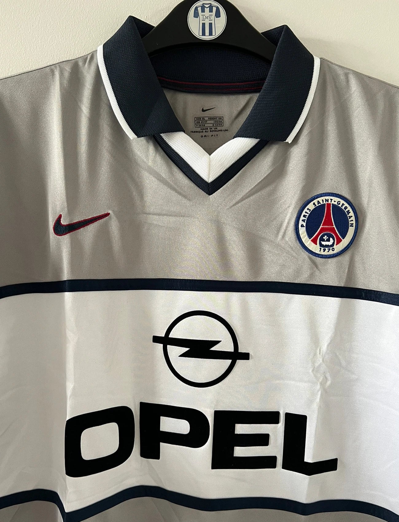 Maillot de foot vintage extérieur gris du PSG de la saison 2000/2001. On peut retrouver l'équipementier Nike et le sponsor Opel. Il s'agit d'un maillot authentique d'époque.