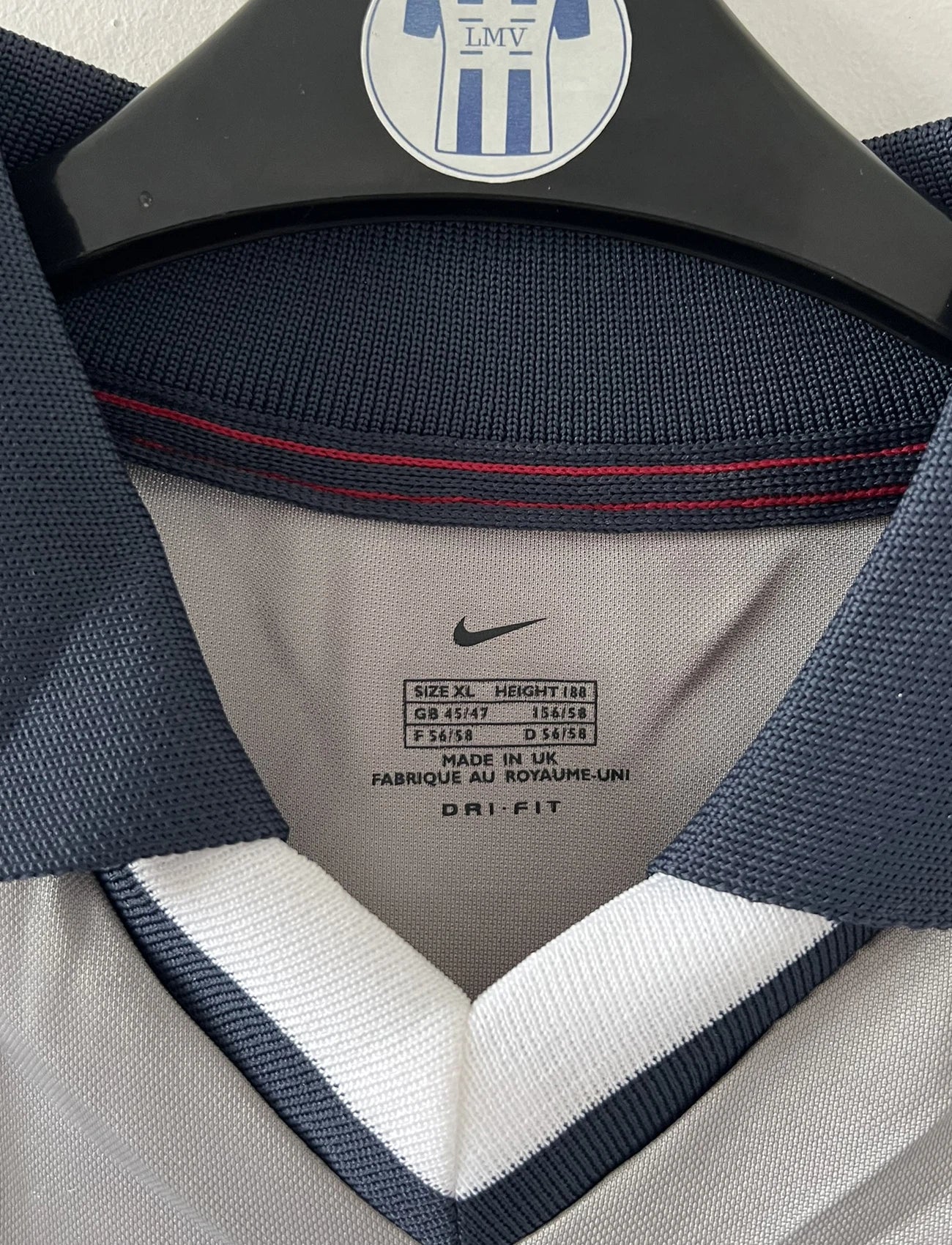 Maillot de foot vintage extérieur gris du PSG de la saison 2000/2001. On peut retrouver l'équipementier Nike et le sponsor Opel. Il s'agit d'un maillot authentique d'époque.