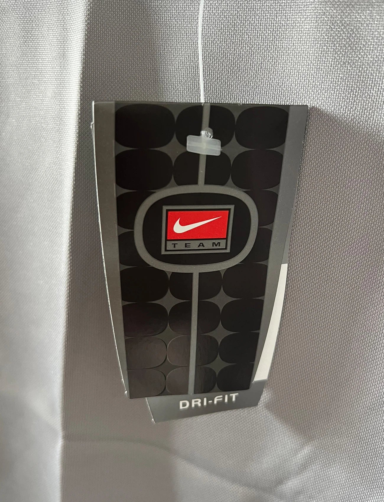 Maillot de foot vintage extérieur gris du PSG de la saison 2000/2001. On peut retrouver l'équipementier Nike et le sponsor Opel. Il s'agit d'un maillot authentique d'époque.