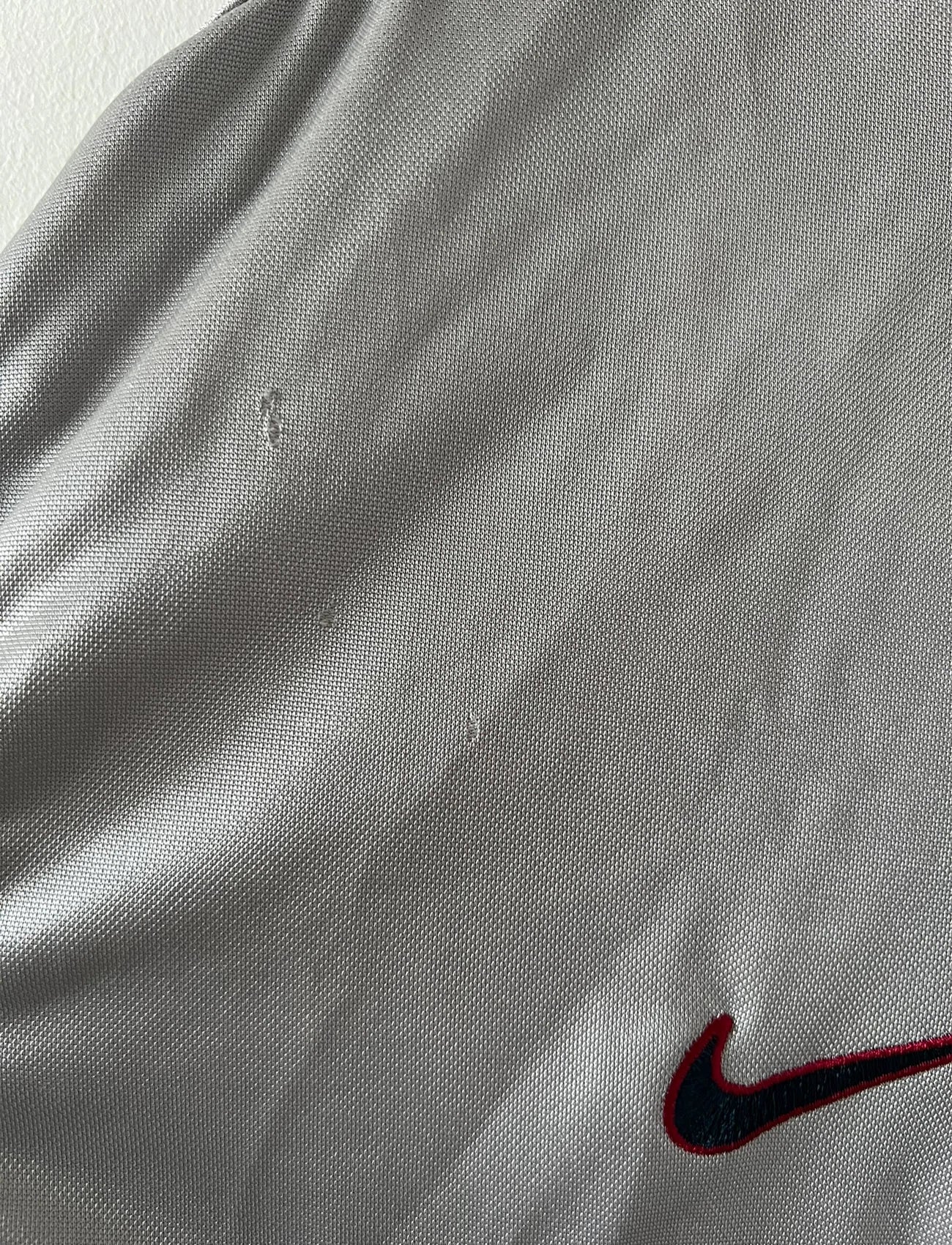 Maillot de foot vintage extérieur gris du PSG de la saison 2000/2001. On peut retrouver l'équipementier Nike et le sponsor Opel. Il s'agit d'un maillot authentique d'époque.