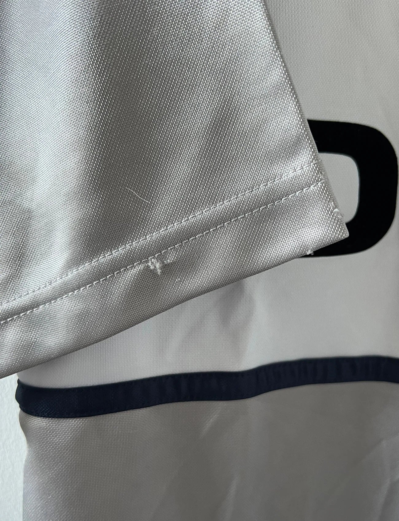 Maillot de foot vintage extérieur gris du PSG de la saison 2000/2001. On peut retrouver l'équipementier Nike et le sponsor Opel. Il s'agit d'un maillot authentique d'époque.