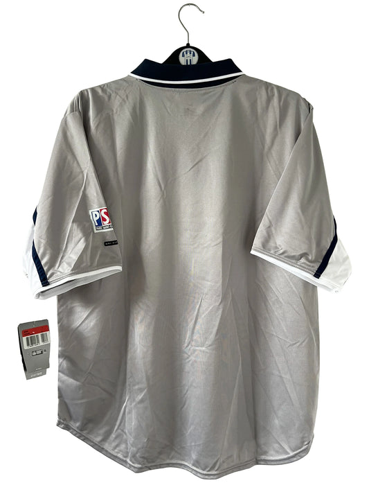 Maillot de foot vintage extérieur gris du PSG de la saison 2000/2001. On peut retrouver l'équipementier Nike et le sponsor Opel. Il s'agit d'un maillot authentique d'époque.