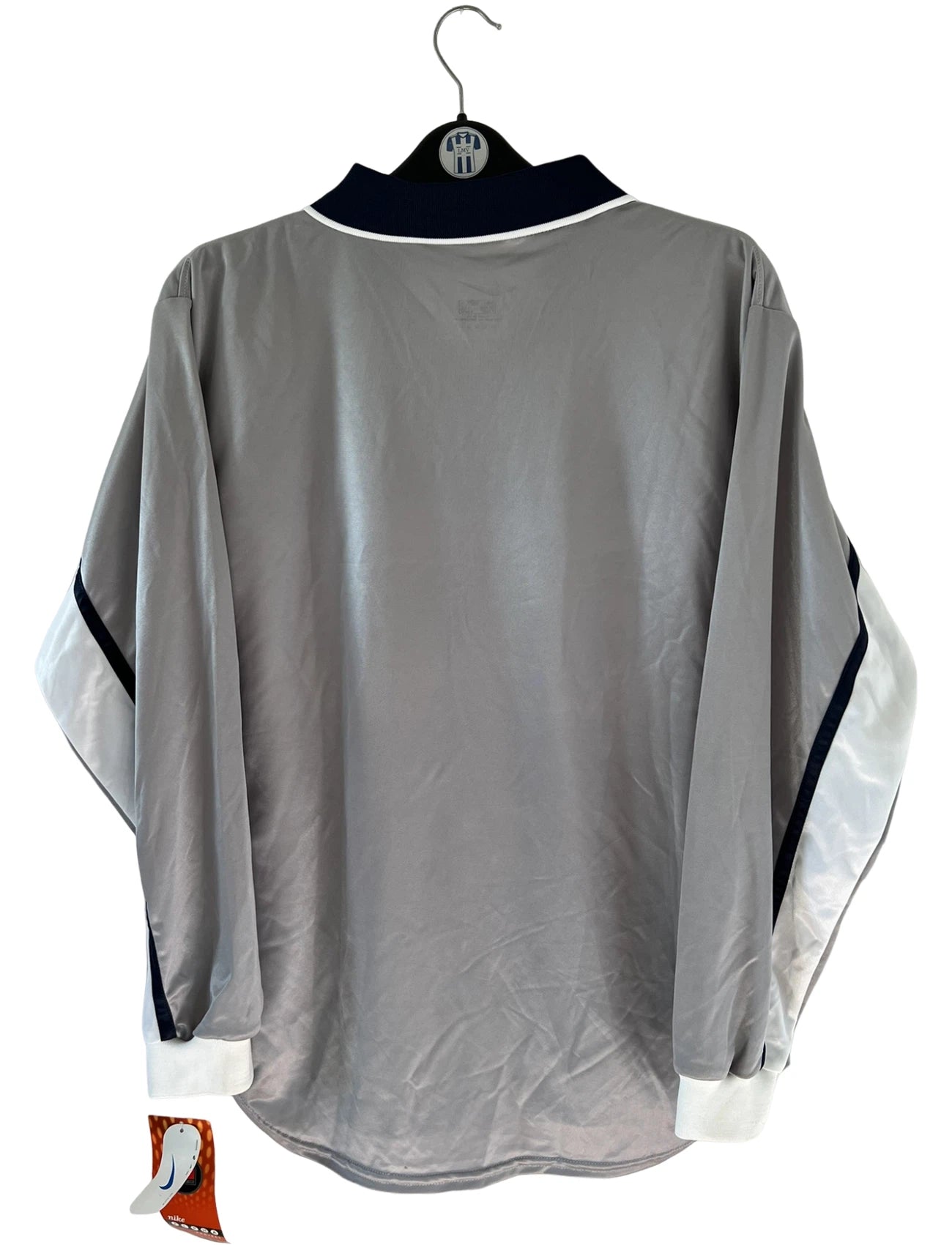 Maillot de foot vintage extérieur gris du PSG de la saison 2000/2001. On peut retrouver l'équipementier Nike et le sponsor Opel. Il s'agit d'un maillot authentique d'époque issu du stock pro du club.