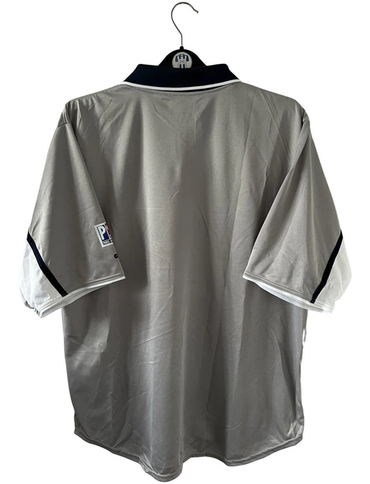 Maillot de foot vintage extérieur gris du PSG de la saison 2000/2001. On peut retrouver l'équipementier Nike et le sponsor Opel. Il s'agit d'un maillot authentique d'époque.