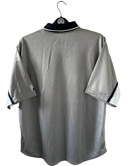 Maillot de foot vintage extérieur gris du PSG de la saison 2000/2001. On peut retrouver l'équipementier Nike et le sponsor Opel. Il s'agit d'un maillot authentique d'époque.